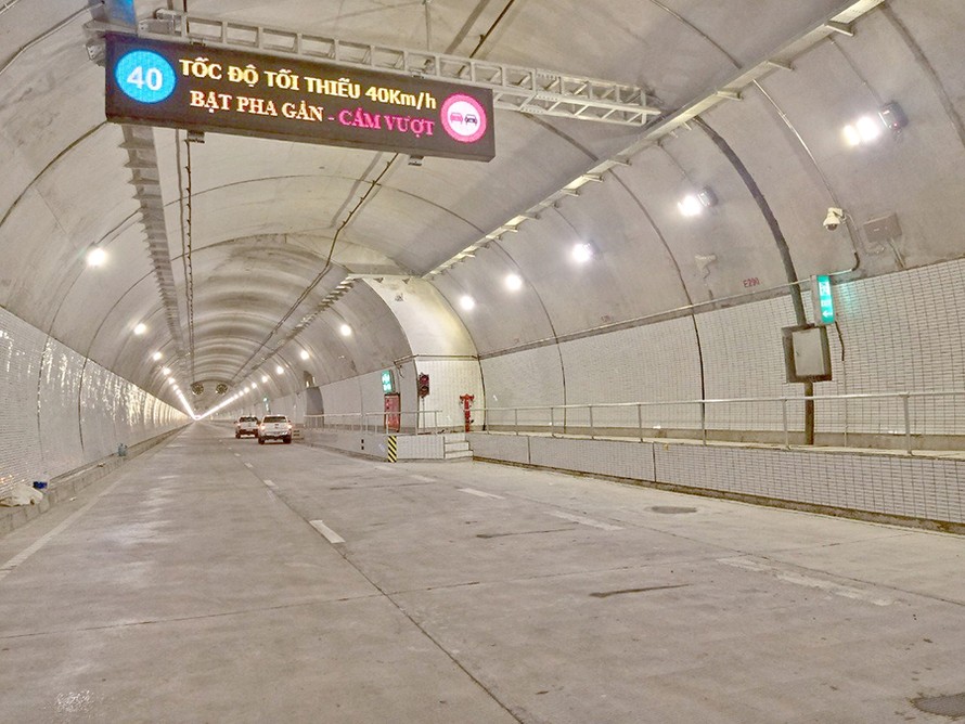 Hầm Hải Vân 2 chạy song song với hầm Hải Vân 1, khi đưa vào sử dụng mỗi ốc hầm sẽ phục vụ 1 chiều xe chạy.