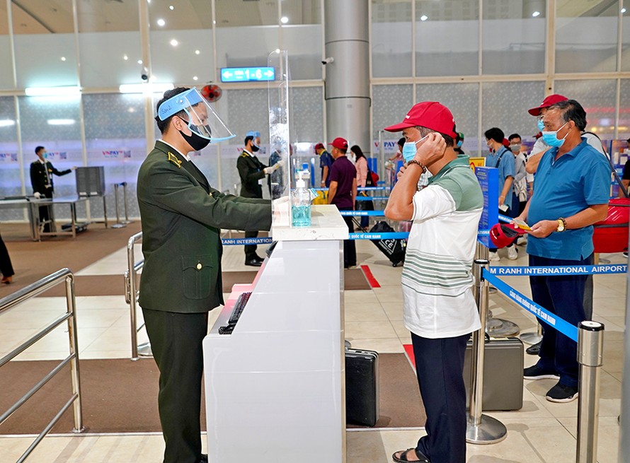 Toàn bộ nhân viên phục vụ sân bay trên cả nước được xét nghiệm COVID-19. Hành khách qua các sân bay được yêu cầu giữ khoảng cách, tuân thủ quy định phòng chống dịch. Ảnh: ACV.