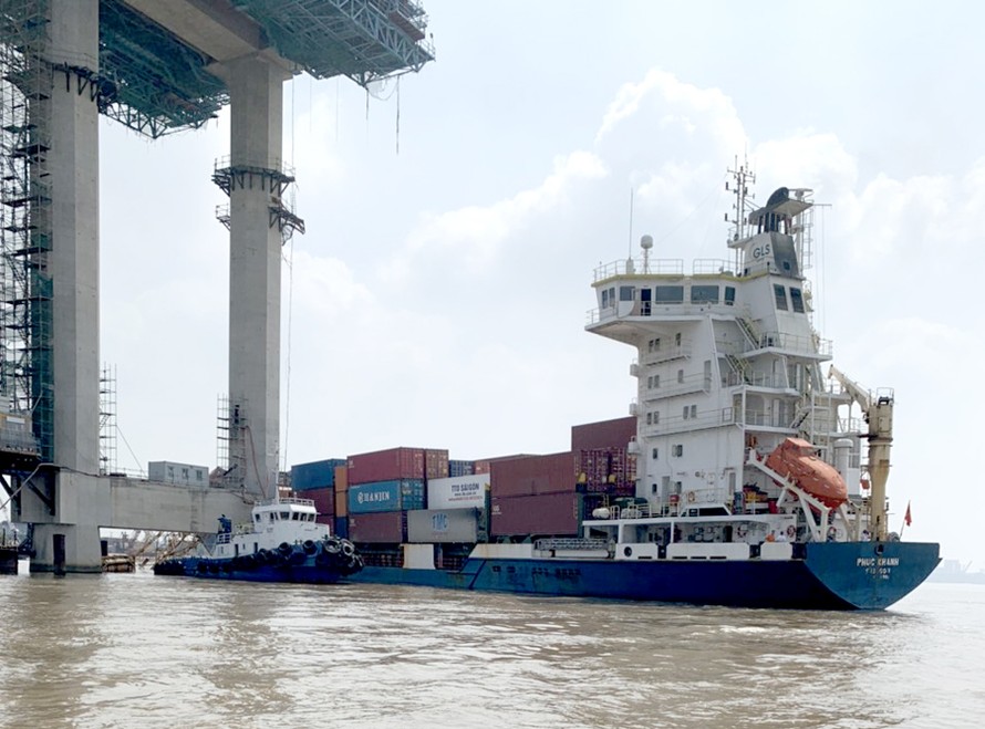 Hiện trường sự cố tàu container đâm trụ cầu Phước Khánh đang thi công. Ảnh VEC.