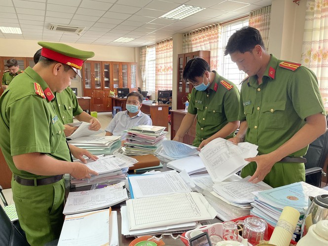 Công an tỉnh An Giang khám xét nơi làm việc của 3 cán bộ thuế bị khởi tố vì tiếp tay cho hoạt động mua bán hoá đơn trái phép.