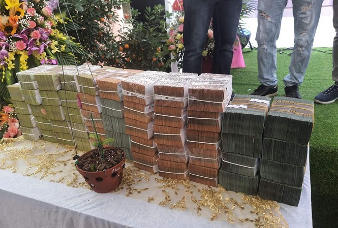 Hình ảnh tiền mặt được lan truyền trên mạng về thương vụ mua bán lan đột biến trị giá 250 tỷ đồng tại Quảng Ninh mới đây.