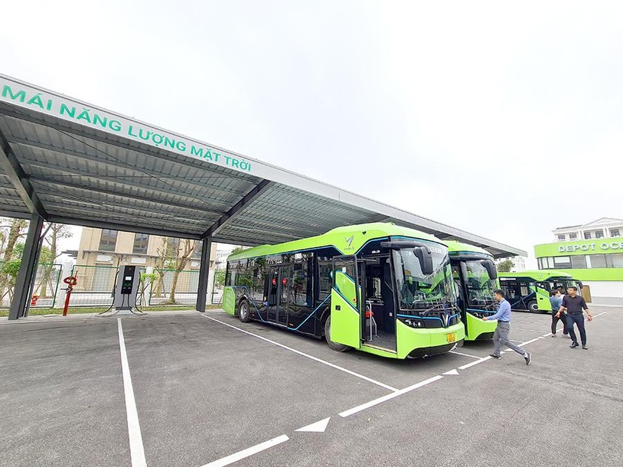 Hiện Vinfast đang thí điểm xe buýt chạy điện và bắt thay vào sản xuất ô tô dưới 9 chỗ ngồi chạy bằng điện.