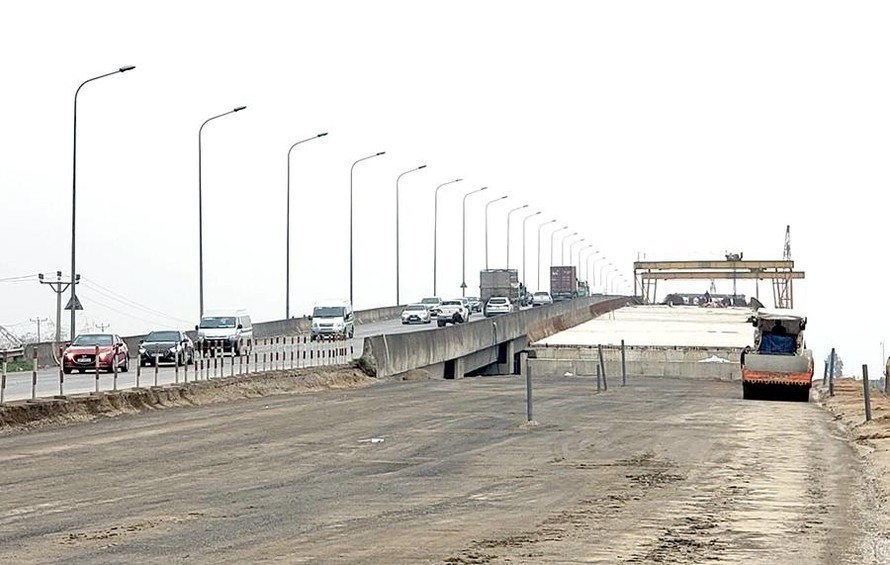 Đoạn cao tốc Cao Bồ - Mai Sơn đang gấp rút hoàn thành, dự kiến thông xe vào tháng 10 tới.