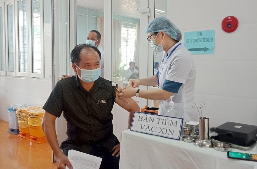 Thế giới có thêm 9 tỷ phú đô la nhờ vắc xin COVID-19. Ảnh minh hoạ tiêm vắc xin COVID-19 tại Việt Nam.