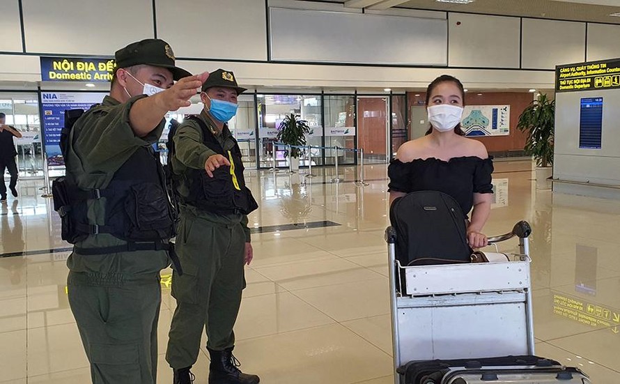 Trong ngày bầu cử 23/5, sân bay Nội Bài (Hà Nội) được tăng cường an ninh cấp độ 1. Dù vắng khách do dịch COVID-19, nhưng công tác an ninh vẫn được đặc biệt coi trọng.