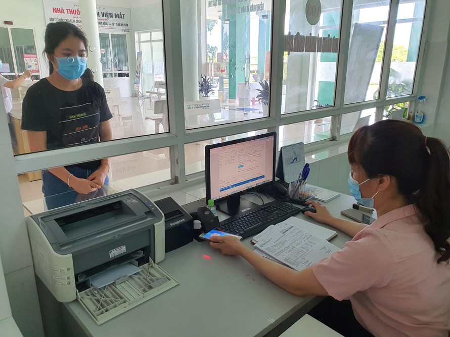 BHXH Việt Nam dự tính sử dụng căn cước công dân gắn chíp thay cho thẻ BHYT giấy và điện tử đang áp dụng. Ảnh người dân sử dụng thẻ BHYT điện tử trên ứng dụng VssID trong khám chữa bệnh BHYT.