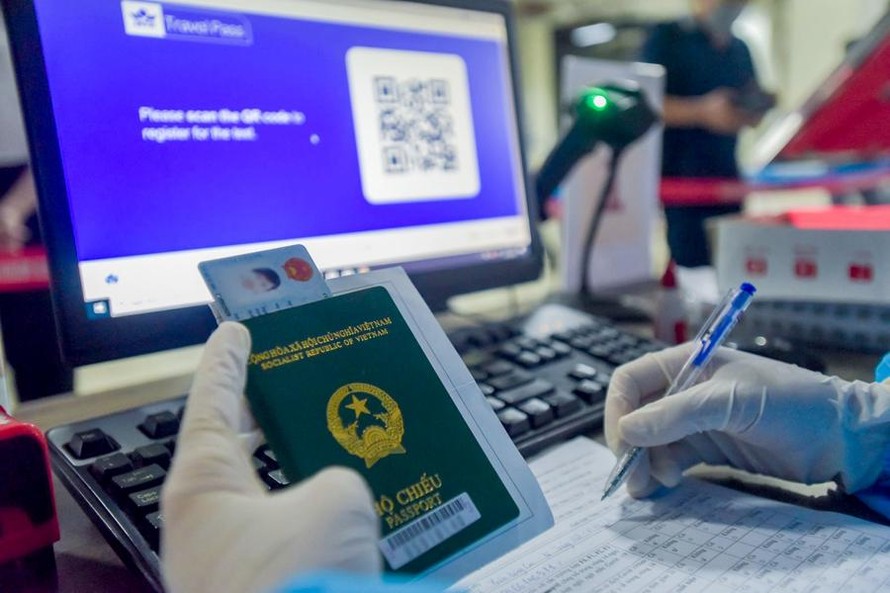 Hiện, khách sử dụng ứng dụng IATA Travel Pass vẫn phải thực hiện các thủ tục giấy thông thường do trong giai đoạn thử nghiệm. 