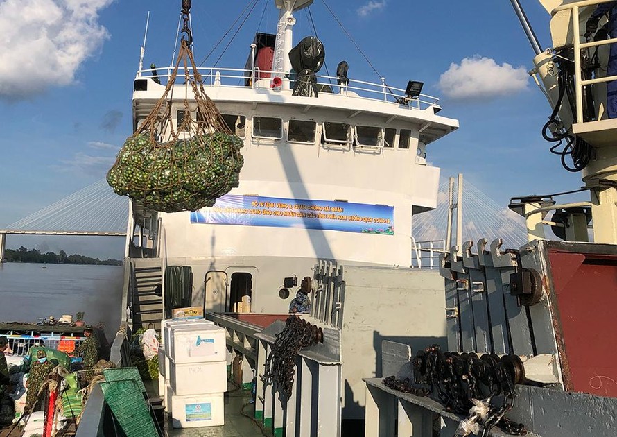 Tàu Hải quân tham gia chở hàng, đặc biệt hàng nông sản từ các tỉnh miền Tây lên cung ứng cho TPHCM. Ảnh: BHQ.