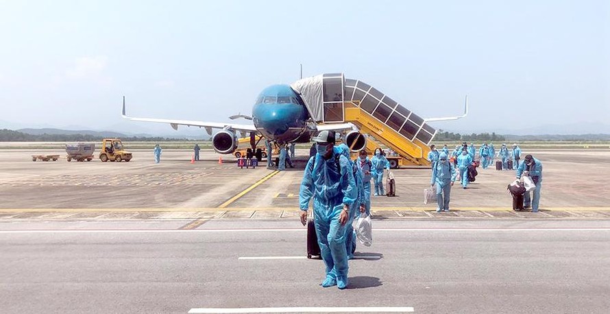 Gần 350 khách là công dân Việt Nam từ Mỹ về sân bay Vân Đồn ngày 12/9, thí điểm cách ly tập trung 7 ngày.