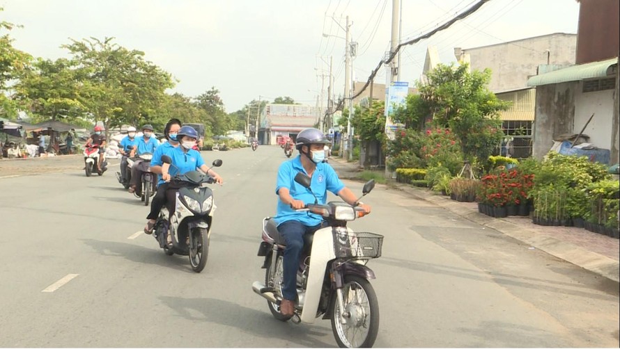 Cán bộ BHXH Đồng Tháp tới nhà dân tuyên truyền, vận động người dân tham gia BHXH tự nguyện, BHYT hộ gia đình