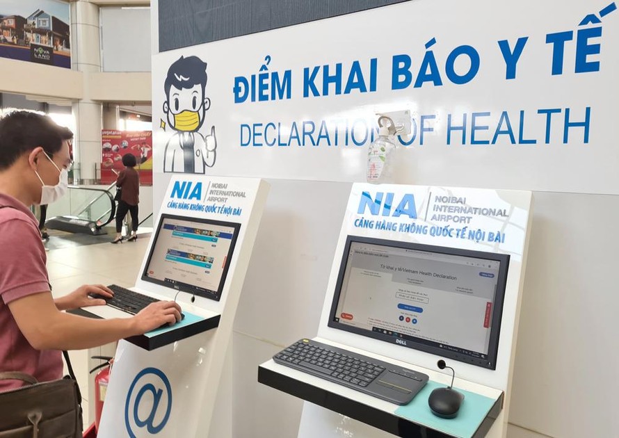 Khách muốn sử dụng các dịch vụ ăn uống, mua sắm tại sân bay Nội Bài buộc phải cài đặt và sử dụng ứng dụng VNEID mới có thể quét khi qua cửa. Ảnh minh họa.