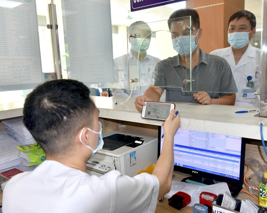 Người dân đăng ký khám chữa bệnh tại Bệnh viện Đa khoa Hà Đông (Hà Nội) bằng thẻ BHYT trên ứng dụng VssID.