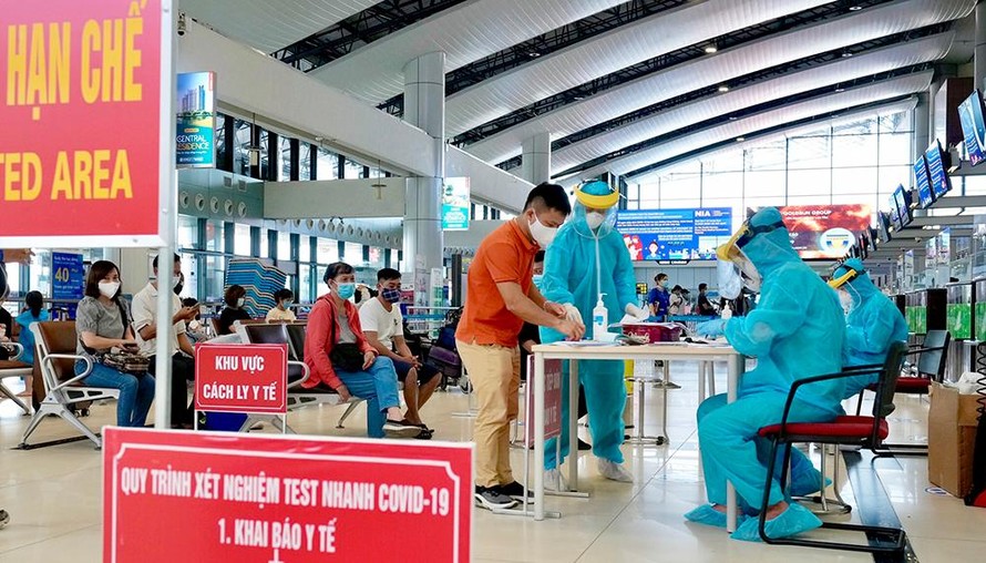 Khách đi hàng không ngày càng tăng, hứa hẹn thị trường hàng không nội địa sẽ sớm phục hồi. Ảnh khách làm xét nghiệm nhanh tại sân bay Nội Bài (Hà Nội).