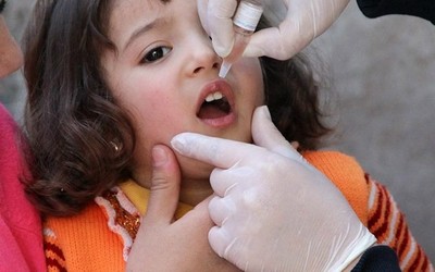Cho trẻ uống vắc xin là cách tốt nhất để phòng bệnh bại liệt (ảnh minh họa: Internet) 