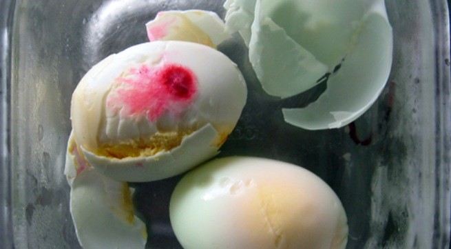 Xuất hiện trứng vịt có màu đỏ lạ