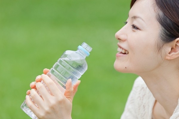 5 cách uống nước hoàn toàn sai