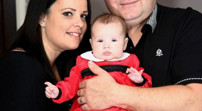 Vợ chồng Nicola(34 tuổi) - Andrew (47 tuổi) và cô con gái Sophia - Ảnh: Carter News Agency