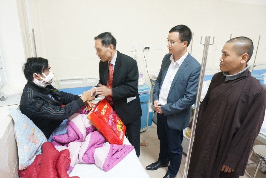 Thăm, tặng quà bệnh nhân đang điều trị tại BV K Trung ương. Ảnh Quảng An