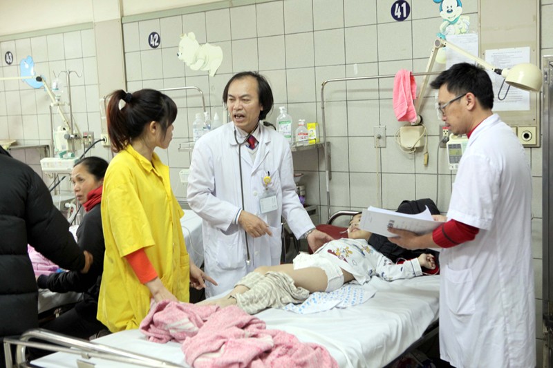 BS khám và điều trị cho bệnh nhân tại Khoa Nhi - BV Bạch Mai, Hà Nội. Ảnh: Quảng An