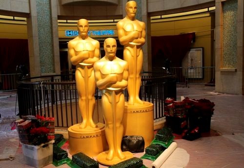 Tượng Oscar tại cổng vào Nhà hát Dolby, Los Angeles, nơi tổ chức Lễ trao giải Oscar 2015 - Ảnh: Reuters