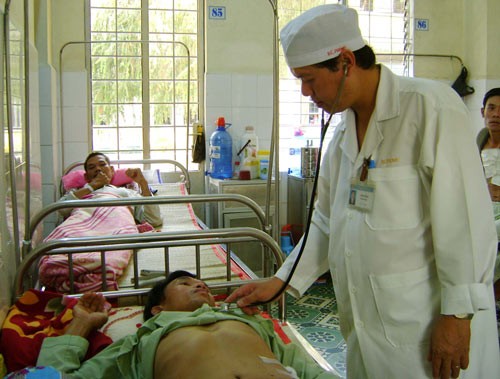 Bệnh nhân Minh đang được bác sĩ thăm khám. Ảnh: Yến Thanh - See more at: http://www.sggp.org.vn/thongtincanuoc/DBCuuLong/2015/3/377680/#sthash.7qhx1qi6.dpuf