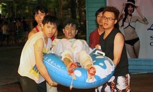Nạn nhân bị bỏng ở Đài Loan được đưa đi cấp cứu trên phao. Ảnh: Chao Shuang-chieh.