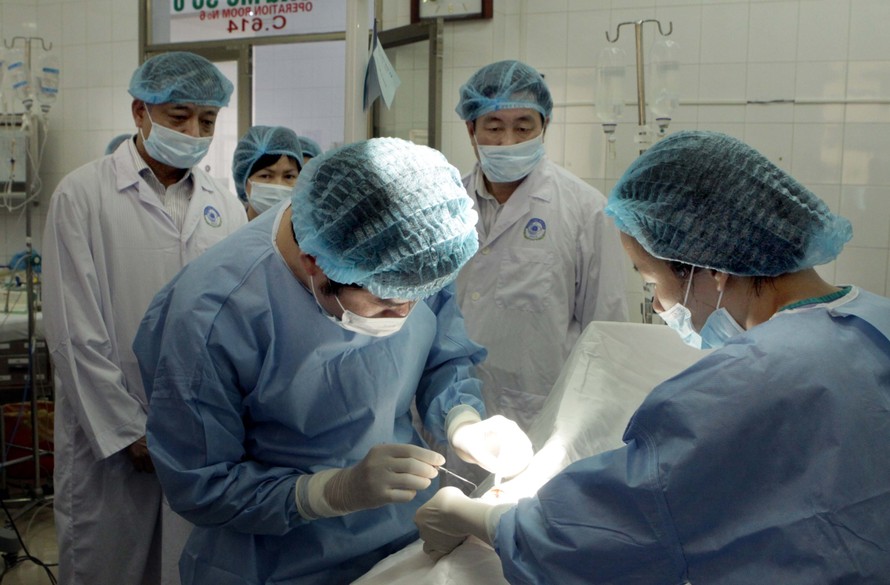 Các bác sỹ đang thực hiện phẫu thuật mắt cho trẻ