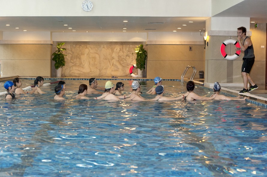 Huấn luyện viên hướng dẫn các học viên tập thể dục dưới nước