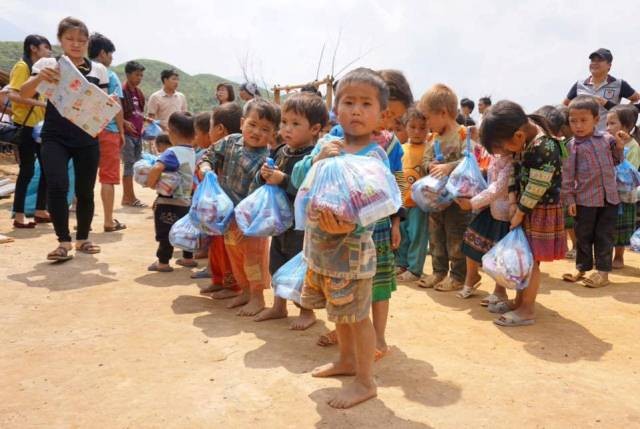 Chàng trai đi bộ xuyên Việt gieo điều ước cho trẻ em nghèo