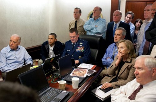 Tổng thống Obama và các quan chức Mỹ theo dõi chiến dịch tiêu diệt bin Laden từ Nhà Trắng năm 2011. Ảnh: CIA