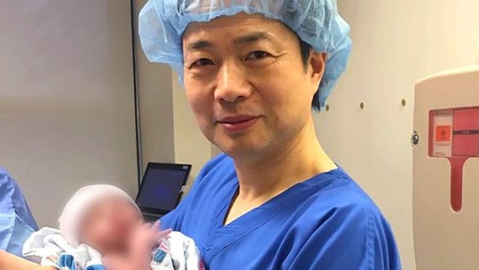 Bác sĩ John Zhang và bé trai đầu tiên có 3 ADN. Ảnh: New Hope Fertility Centre