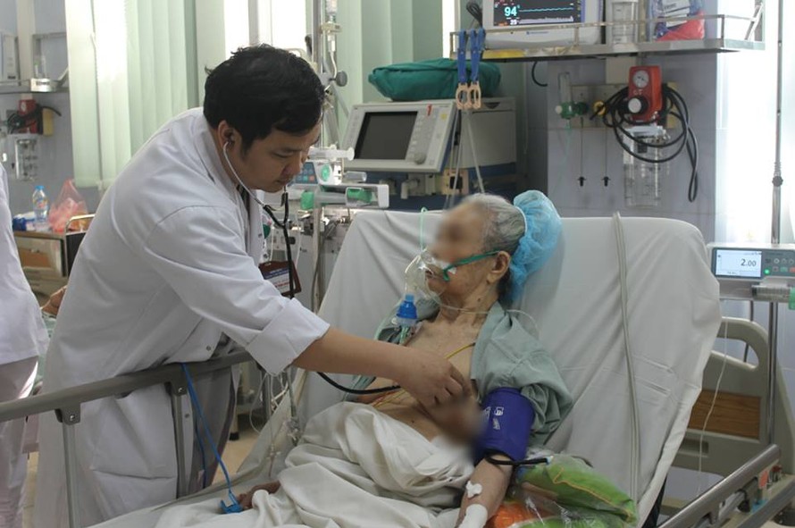 BS Bệnh viện E TƯ khám cho bệnh nhân đột quỵ 