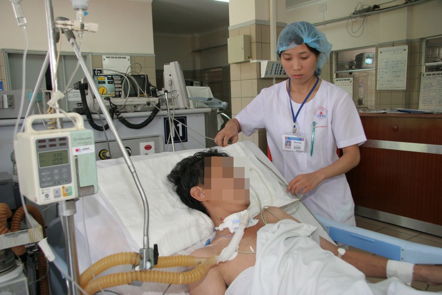 Điều trị cho bệnh nhân ngộ độc rượu tại TTCĐ Bạch Mai, Hà Nội