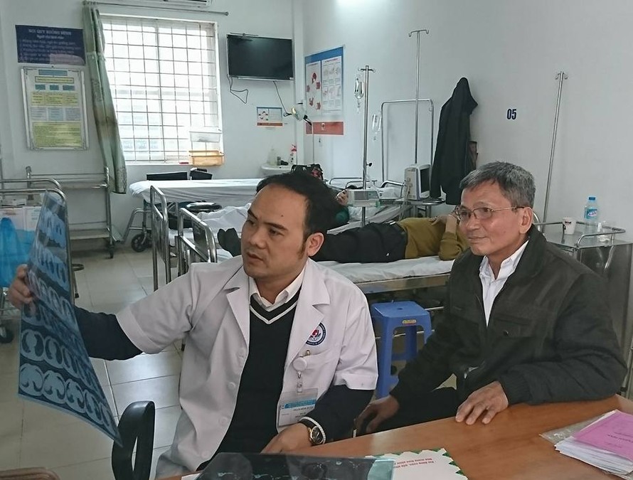 BS Phạm Đình Tuần và bệnh nhân Doong bị ung thư phổi giai đoạn 3 điều trị kết hợp trúng đích và nâng cao miễn dịch hiệu quả