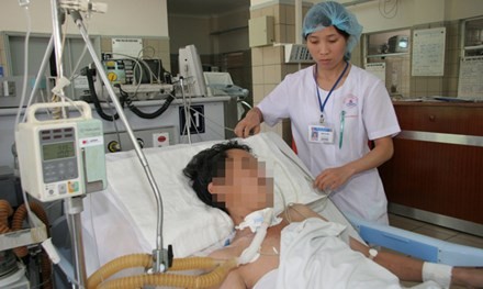 Điều trị cho bệnh nhân ngộ độc rượu tại Trung tâm Chống độc Bạch Mai