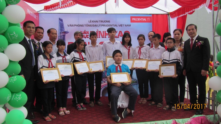 Học sinh nghèo hiếu học tại huyện Đan Phượng, Hà Nội được trao tặng học bổng
