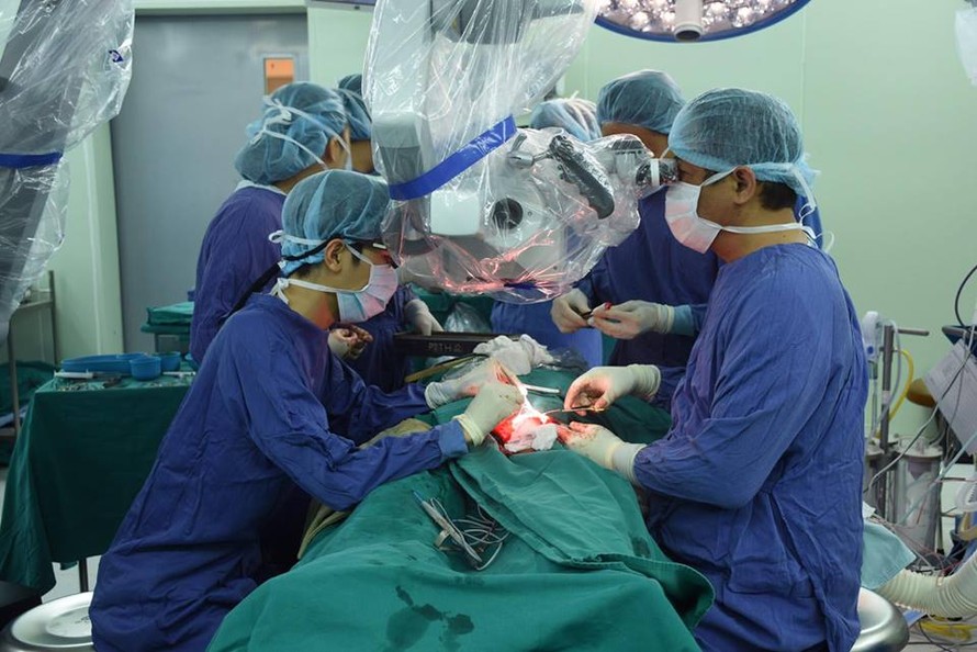 GS.TS Trần Thiết Sơn cùng các đồng nghiệp tiến hành ca phẫu thuật tái tạo lại khuôn mặt biến dạng cho ông Hà Sỹ S. Ảnh BSCC