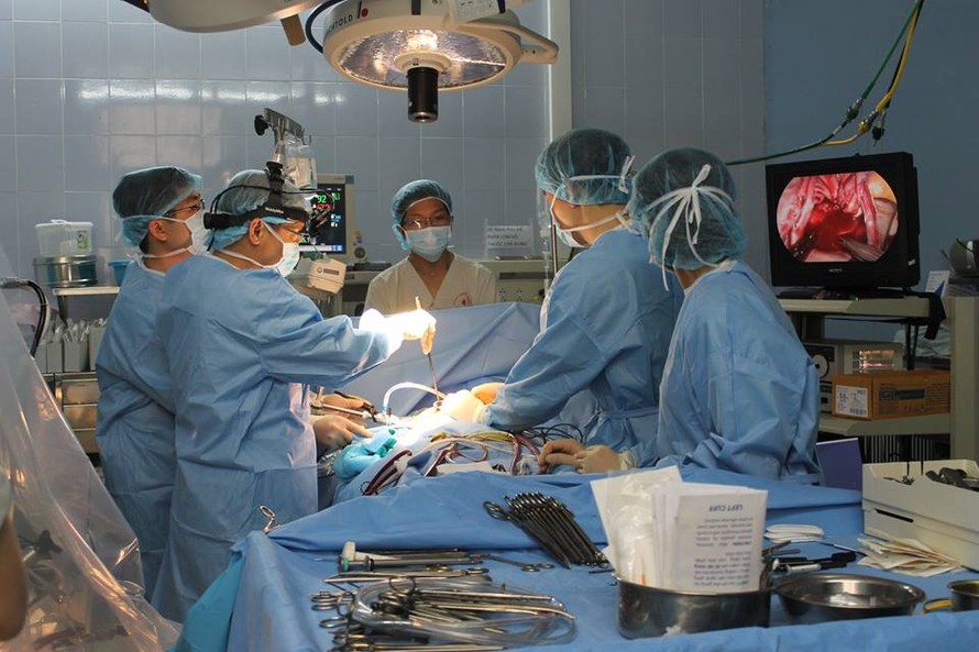 GS.TS Lê Ngọc Thành thực hiện nội soi vá thông liên nhĩ toàn bộ tại Trung tâm tim mạch BV E. Ảnh: TX