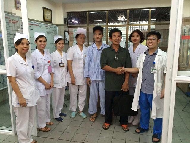 Hai bố con bệnh nhân Châu chia tay các bác sỹ của khoa Ngoại - BV Bạch Mai