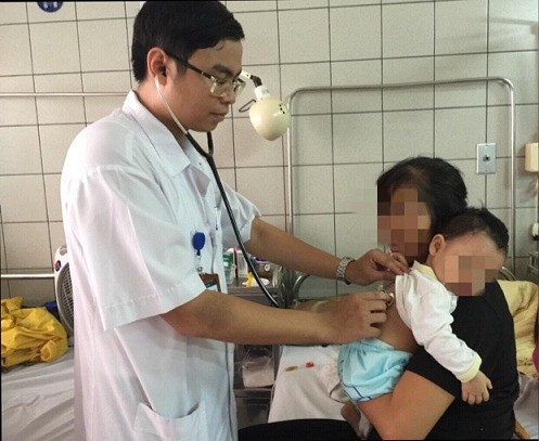 Bác sĩ Nguyễn Hữu Hiếu, người trực tiếp điều trị cho cháu H. cho biết, hiện tại bệnh nhi bị tổn thương đường tiêu hóa, phổi và gan.