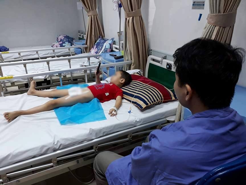 Bệnh nhi ở Hưng Yên bị sùi mào gà đang được điều trị tại BV Da liễu TƯ