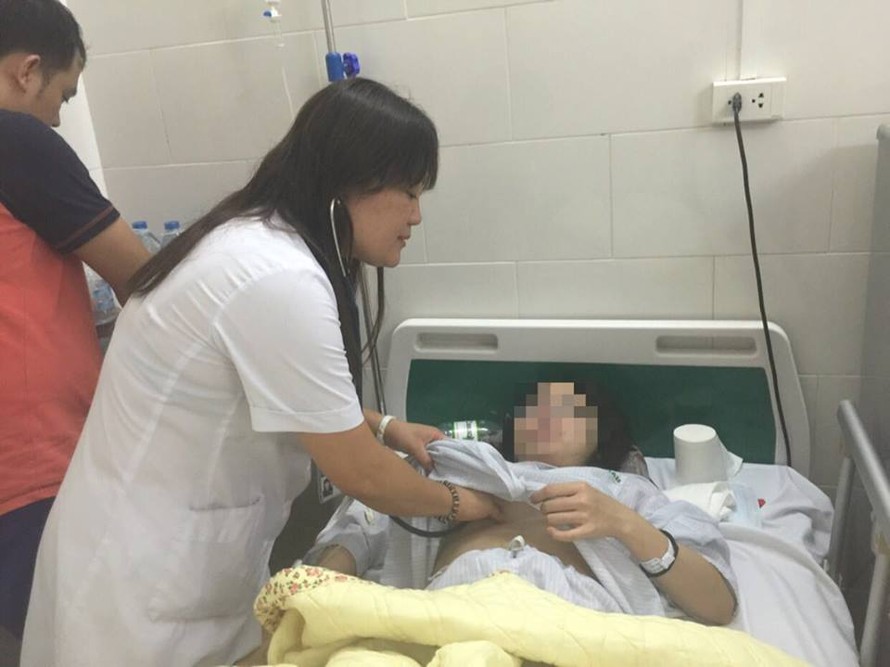 TS - BS Đoàn Thu Trà, Phó Khoa Truyền nhiễm - Bệnh viện Bạch Mai đang khám cho bệnh nhân mắc SXH