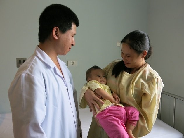 Bác sĩ Cao Việt Tùng thăm hỏi sức khoẻ bé N.M.N