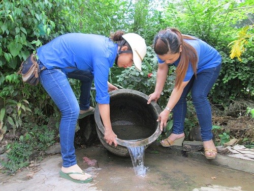 Thanh niên tình nguyện giúp các hộ dân diệt bọ gậy nhằm giảm nhanh mật độ muỗi và bọ gậy truyền bệnh. Ảnh: Internet
