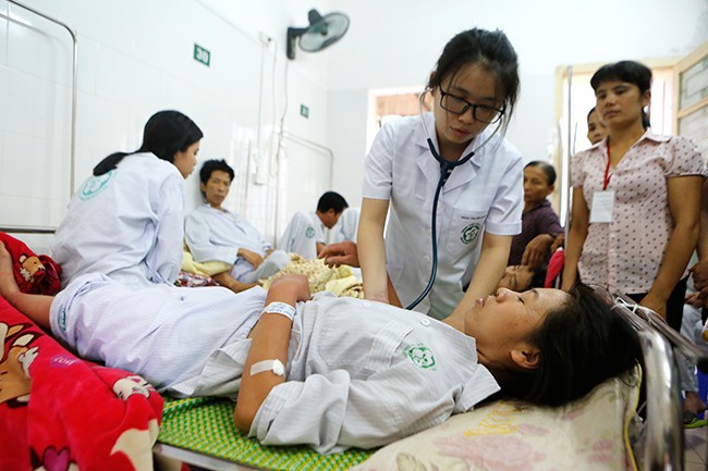 Bệnh nhân sốt xuất huyết đang được điều trị tại BV Bạch Mai, Hà Nội. Ảnh: Như Ý