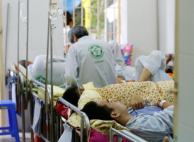 Bệnh nhân sốt xuất huyết đang điều trị tại BV Bạch Mai, Hà Nội. Ảnh: Như Ý
