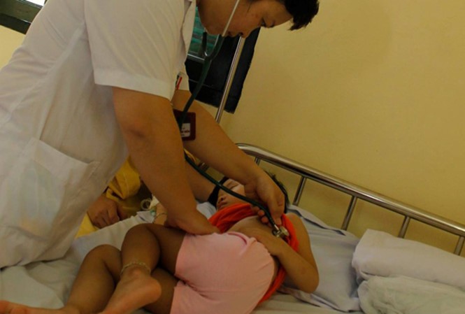 Khám cho trẻ bị sốt xuất huyết tại BV E Trung ương