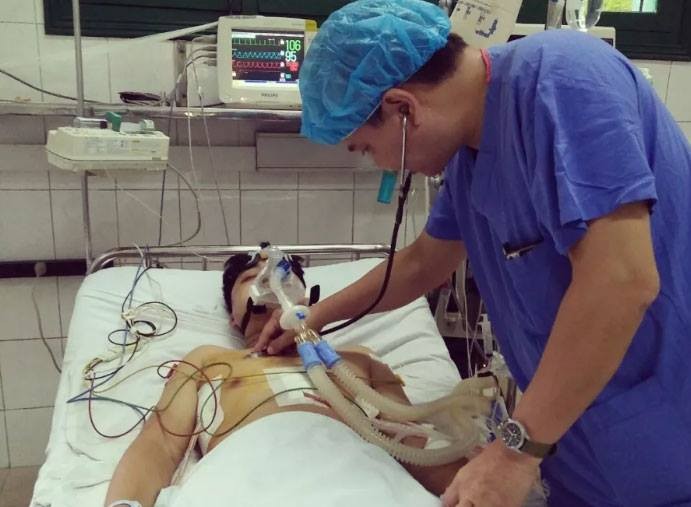 PGS.TS Nguyễn Hữu Ước kiểm tra sức khỏe của bệnh nhân B. sau khi đặt stent graft. Ảnh BV Việt - Đức cung cấp
