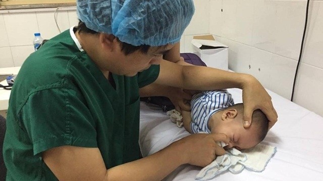 TS Nguyễn Tuyết Xương, Trưởng Khoa Tai - Mũi - Họng, BV Nhi TƯ đang hướng dẫn cách chăm sóc trẻ bị viêm mũi họng
