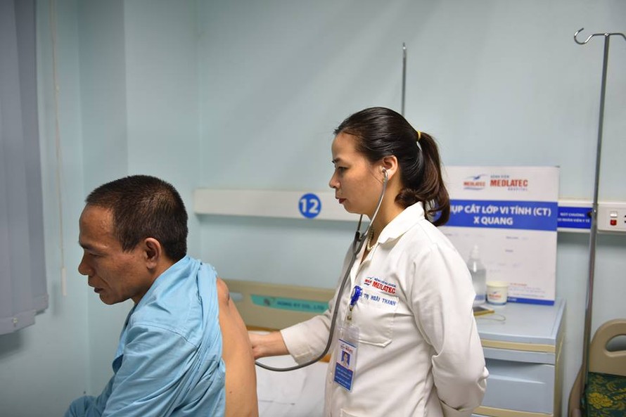 BS. CKI Lê Thị Hoài Thanh, chuyên khoa Hô Hấp - Bệnh viện Đa khoa MEDLATEC khám phổi cho bệnh nhân